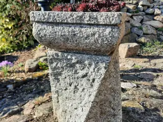 Blomsteropsats i granit