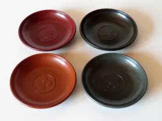 4 flaskebakker bakelit med kortsymboler