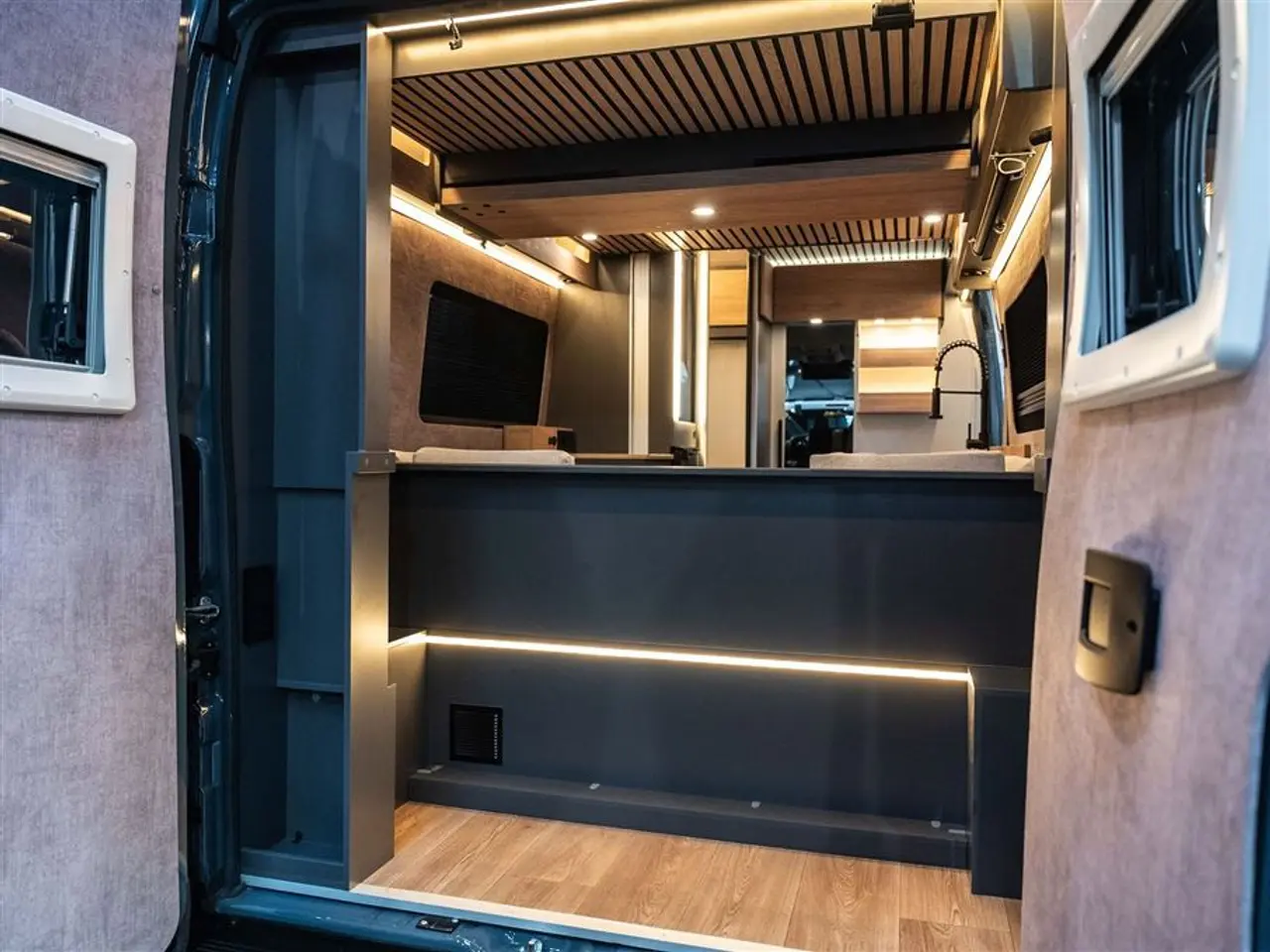 Billede 31 - 2027 - Nomade Nation Space S STEALTH VAN MED LOUNGE I SKANDINAVISK DESIGN