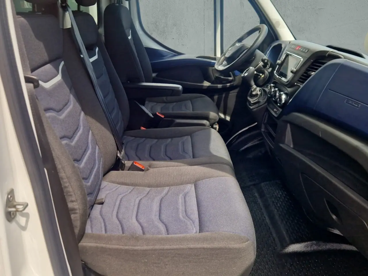 Billede 10 - Iveco Daily 3,0 35S18 Box m/lift AG8