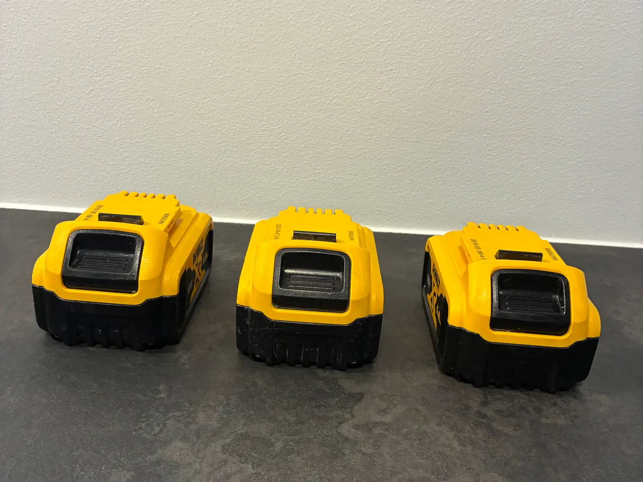 Billede 3 - DeWalt 18V 5.0 Ah XR Li-Ion batterier (3 stk.)