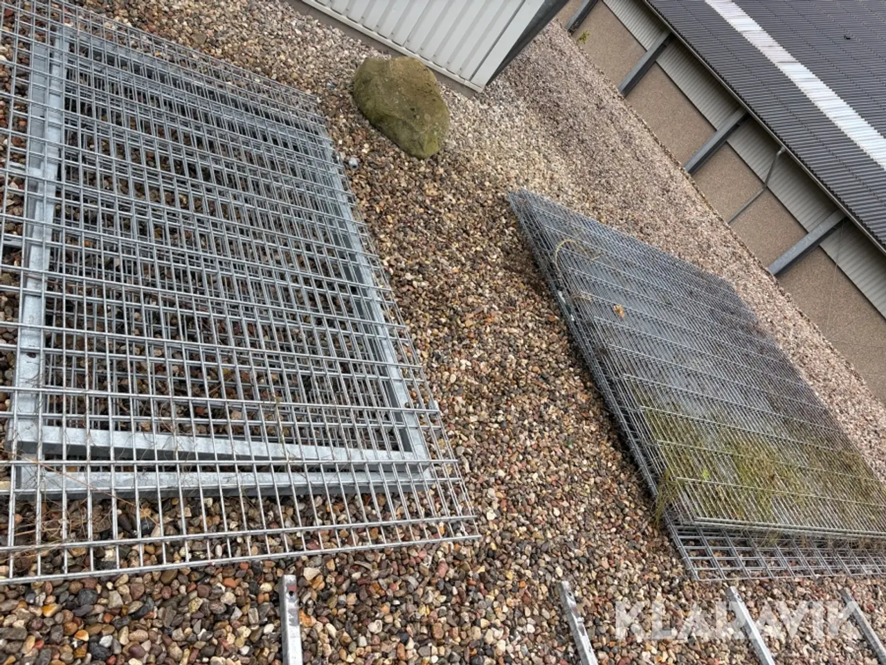 Billede 8 - Hegn samt port stolper til port mangler