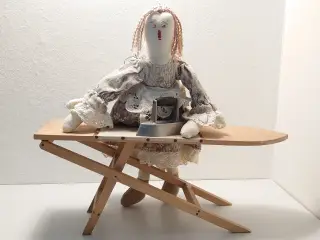 Vintage miniature strygebræt,dukke og strygejern.