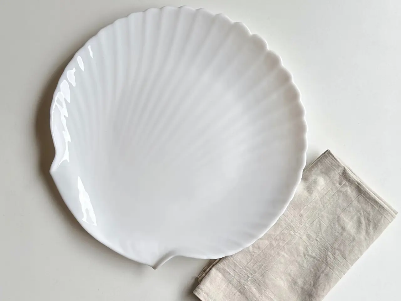 Billede 1 - Muslingetallerken, hvid opalineglas, pr stk