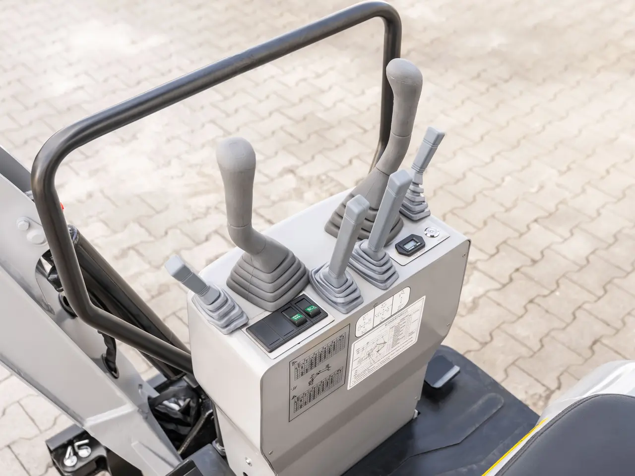 Billede 9 - Bobmaster Plus diesel minigraver - 970 kg med drejearm og justerbar undervogn, inkl. skovlsæt