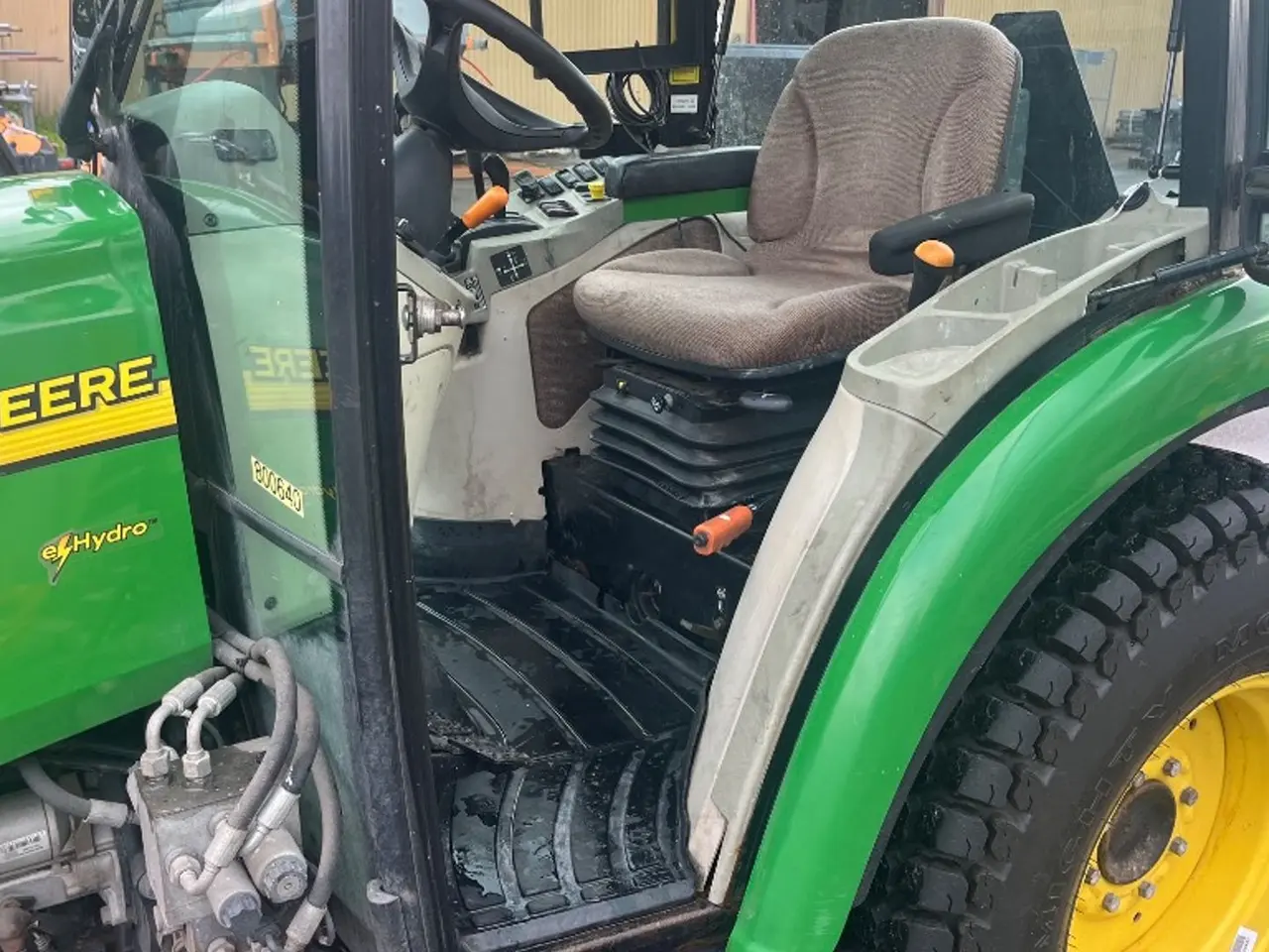 Billede 5 - John Deere 3720HST E-Hydro 4 WD traktor med græsdæk.