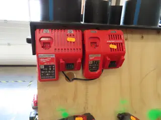 2 stk. Ladere MILWAUKEE M12-18C/FC