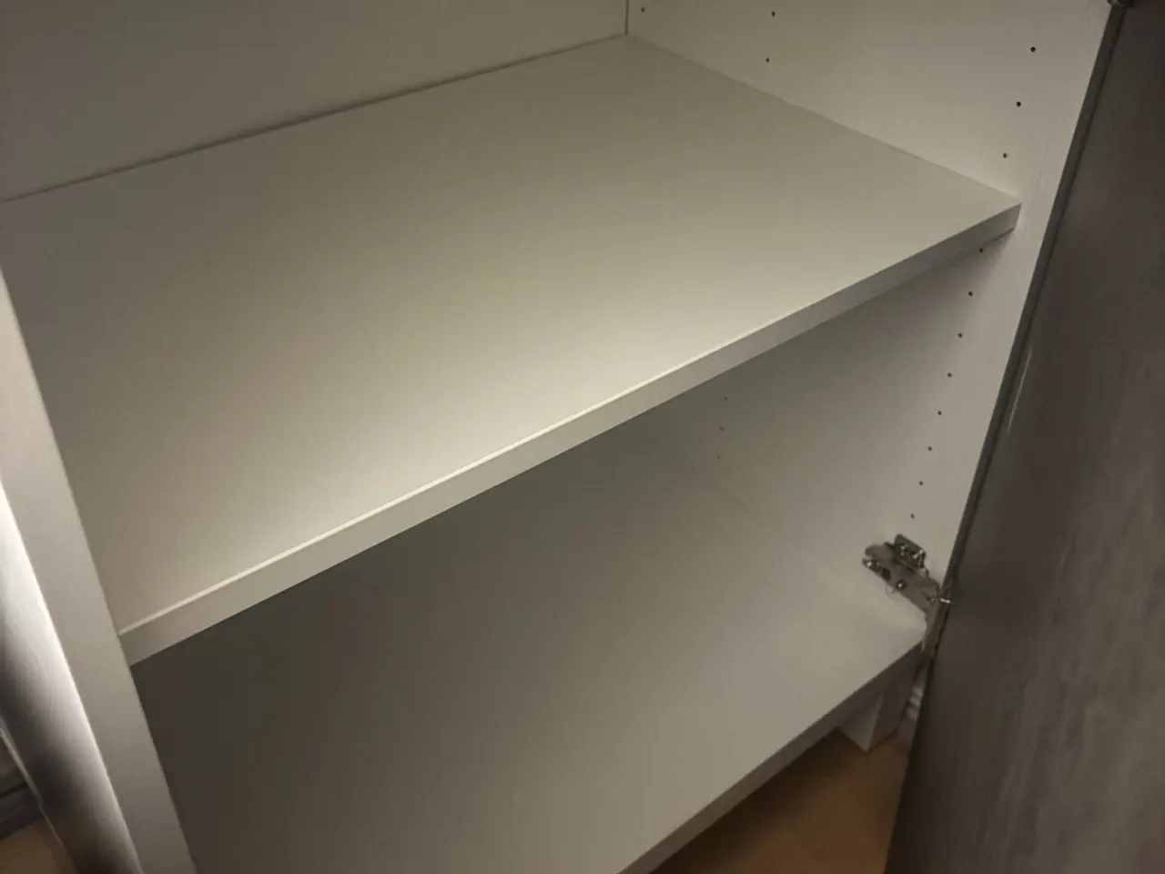 Billede 2 - Hvidt vitrineskab med Stone-look låger