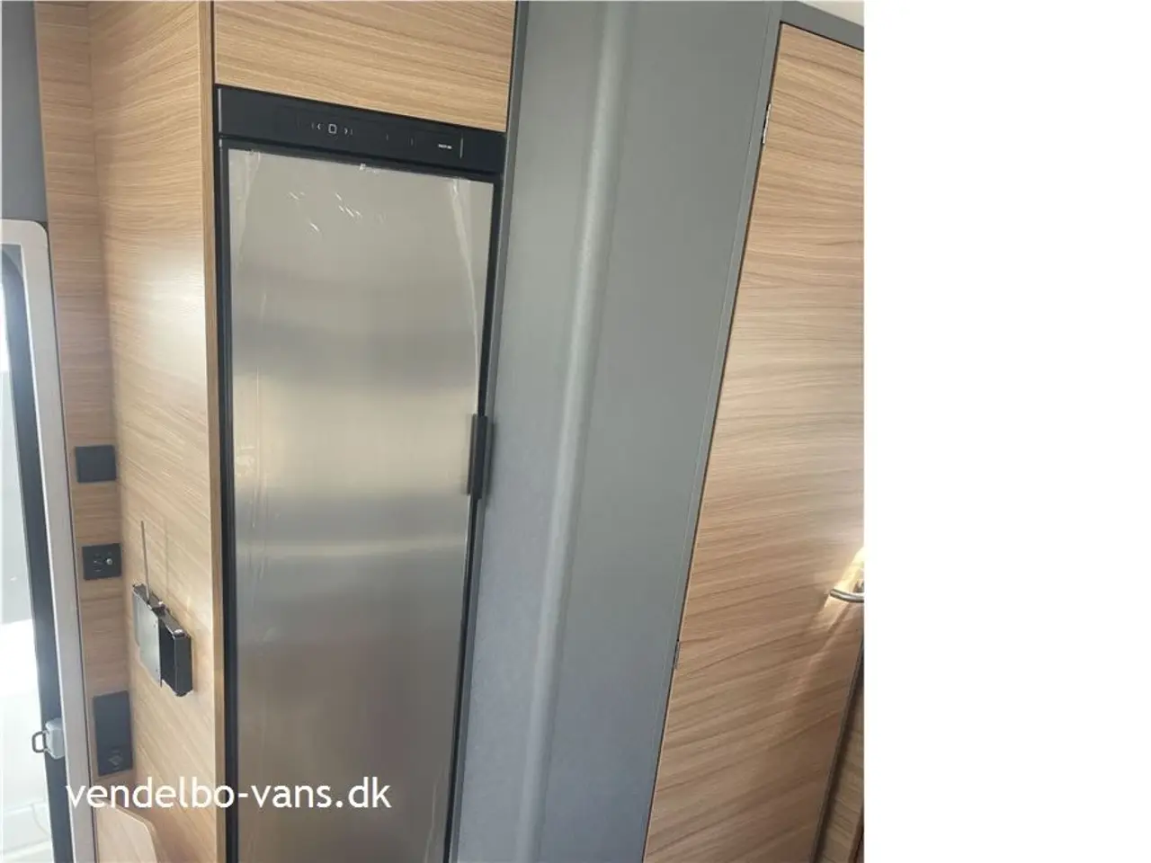 Billede 12 - 2026 - Dethleffs Just T 7052 EB - 90 Year   Enkeltsenge med 150 mm tyk 7-zoners madrasser i klimaregulerende materiale og gode liggemål på hele 215 cm