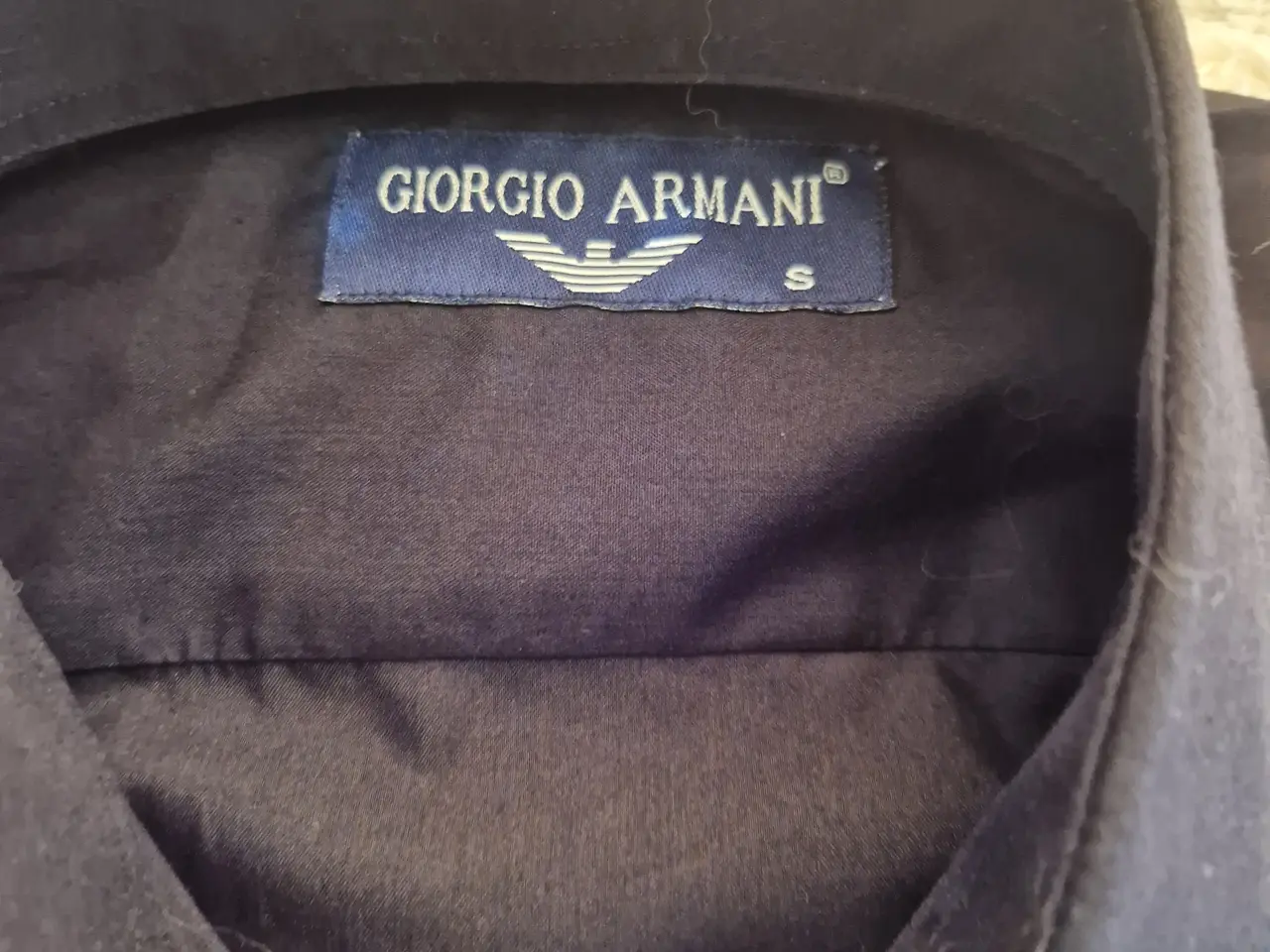 Billede 4 - Armani sort kortærmede skjorte I str S/M 