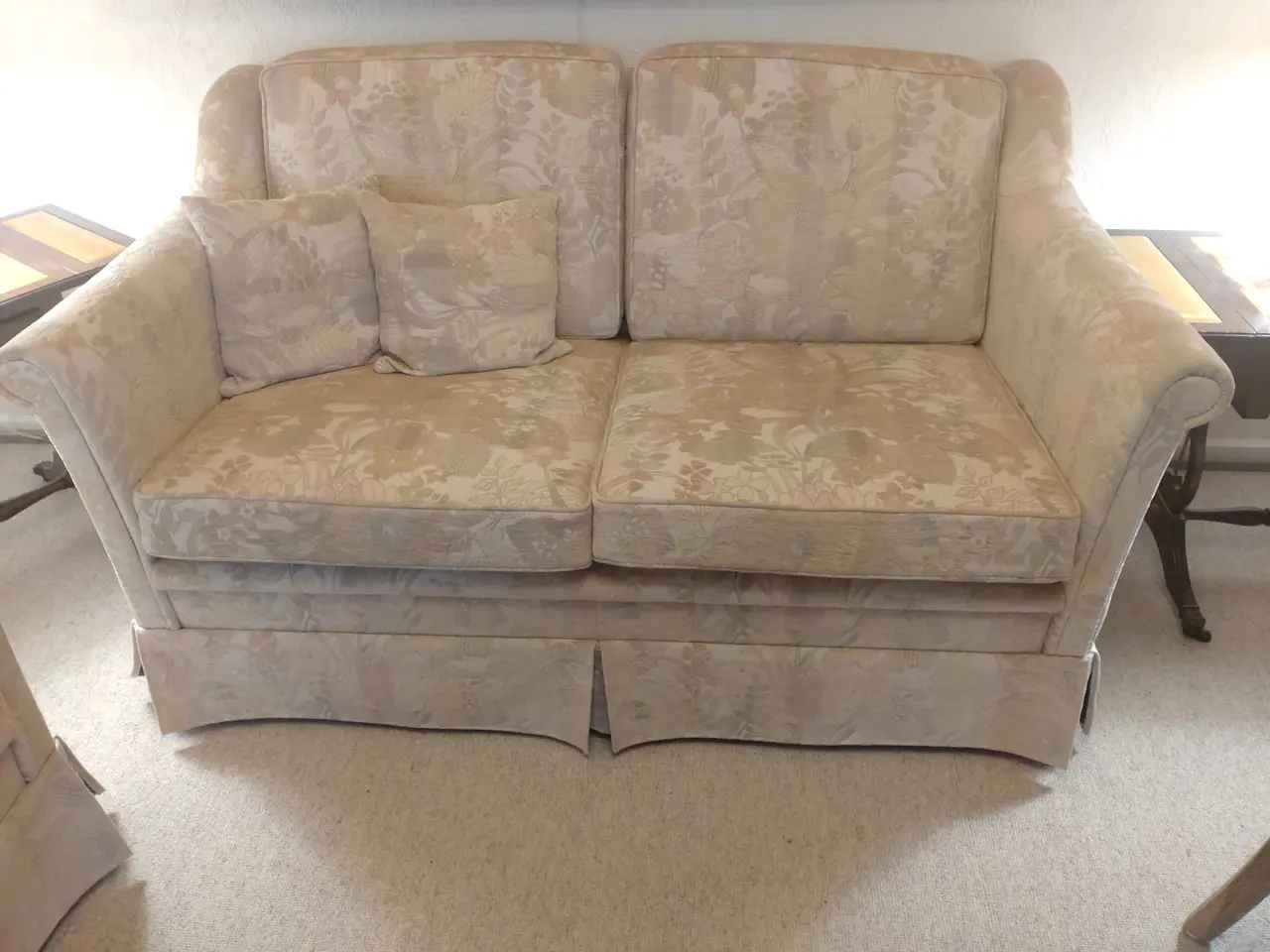 Billede 2 - Velholdt sofa og 2 lænestole i klassisk stil