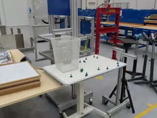 Arbejdsbord, opbevaringsvogn med løftekroge m.m.