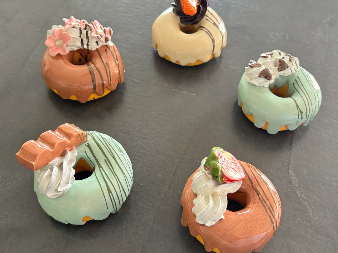 Billede 2 - Donuts håndlavet i keramik.