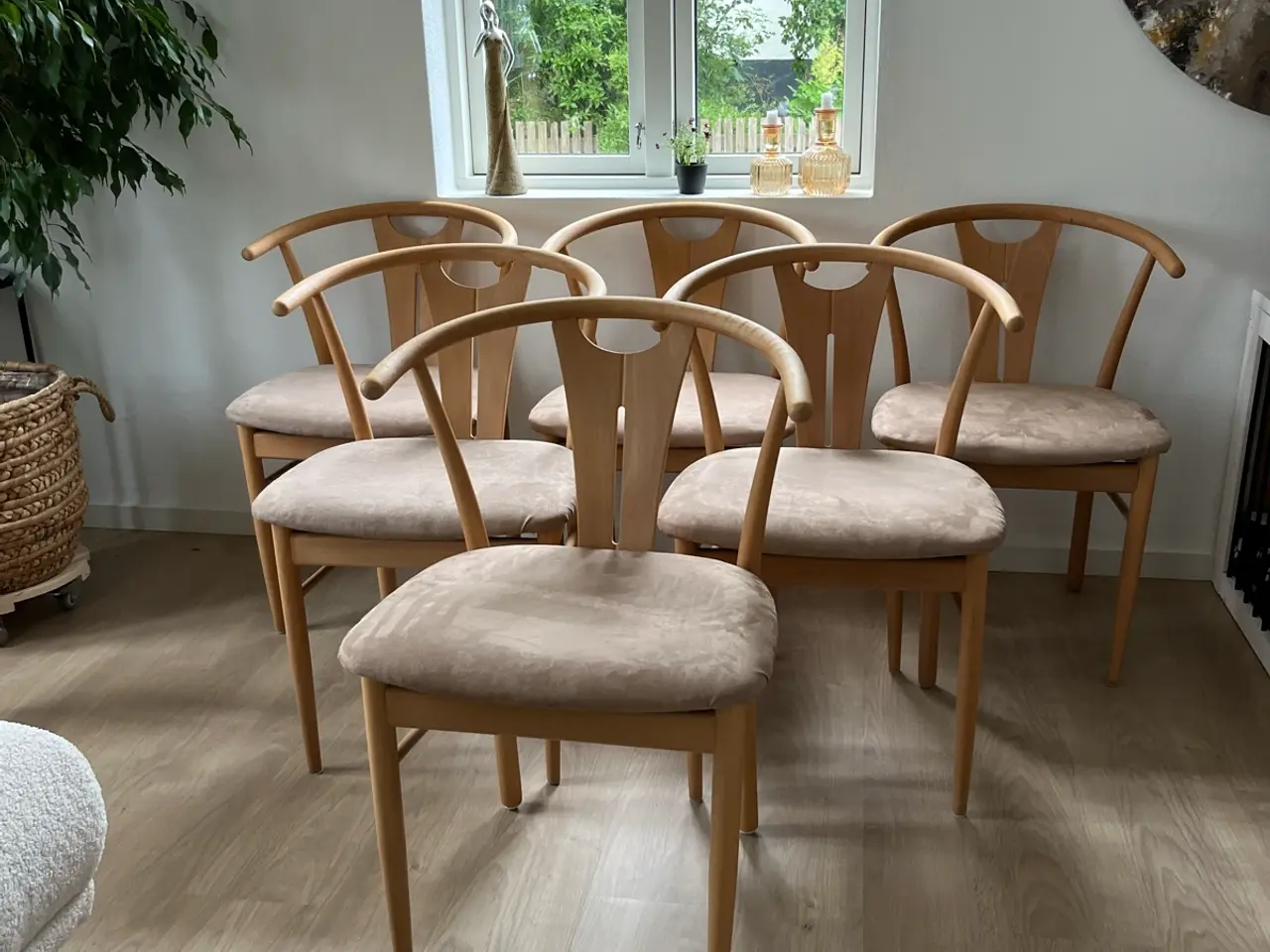 Billede 1 - Spisestuestole i bøg og imiteret skind