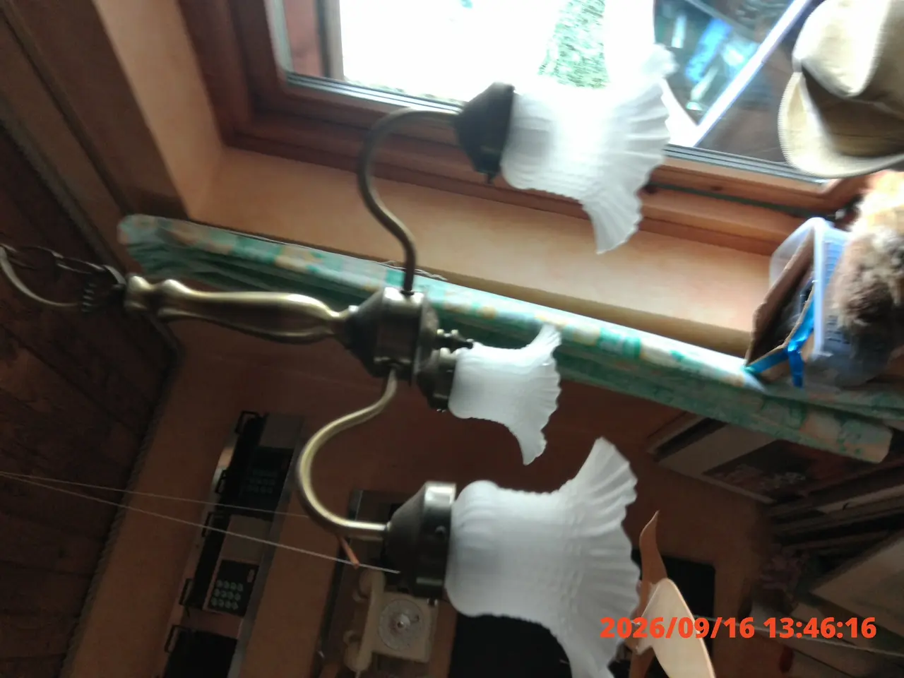 Billede 2 - Fin loftlampe med 3 arme og riflede hvide glasskær