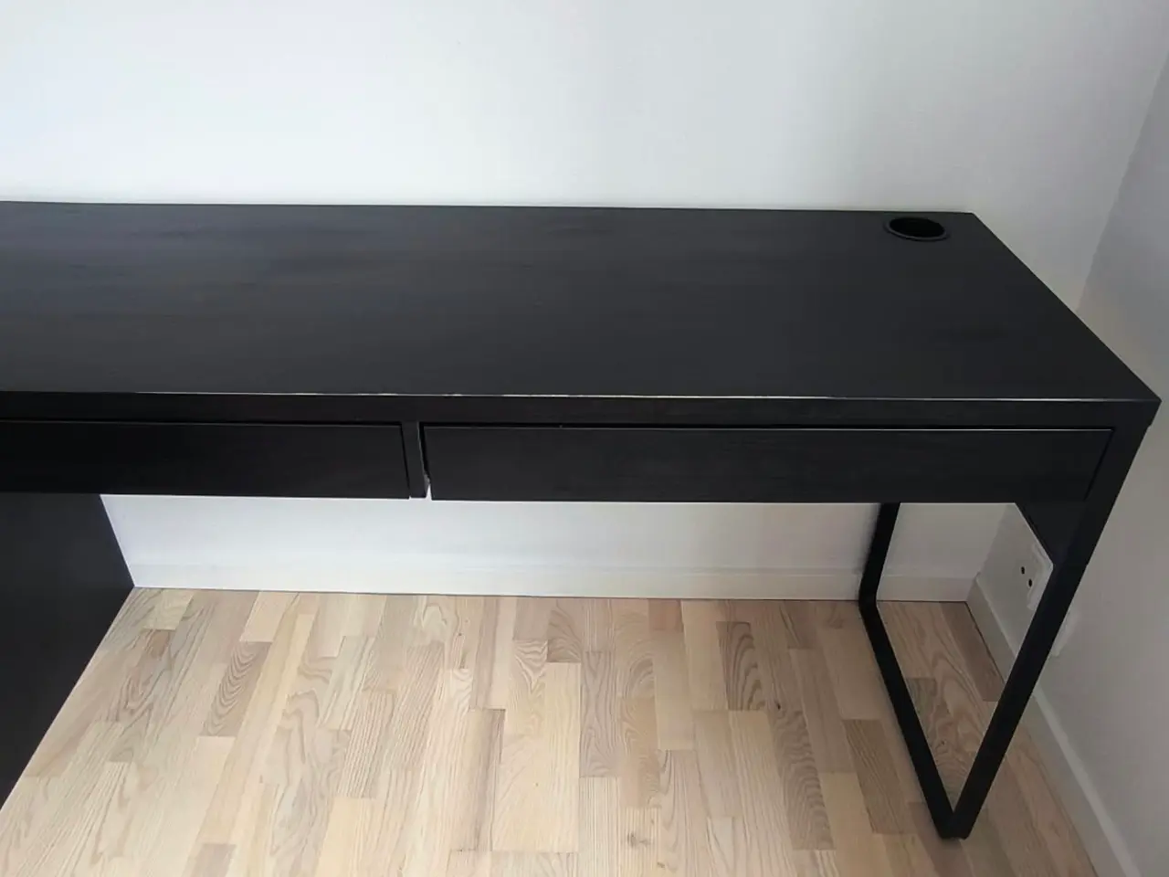 Billede 2 - IKEA MICKE skrivebord 142x50 cm – sortbrun