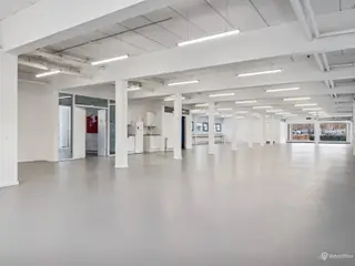 1.221m² lager og kontor/showroom til en lav leje. tæt på motorvej og togstation