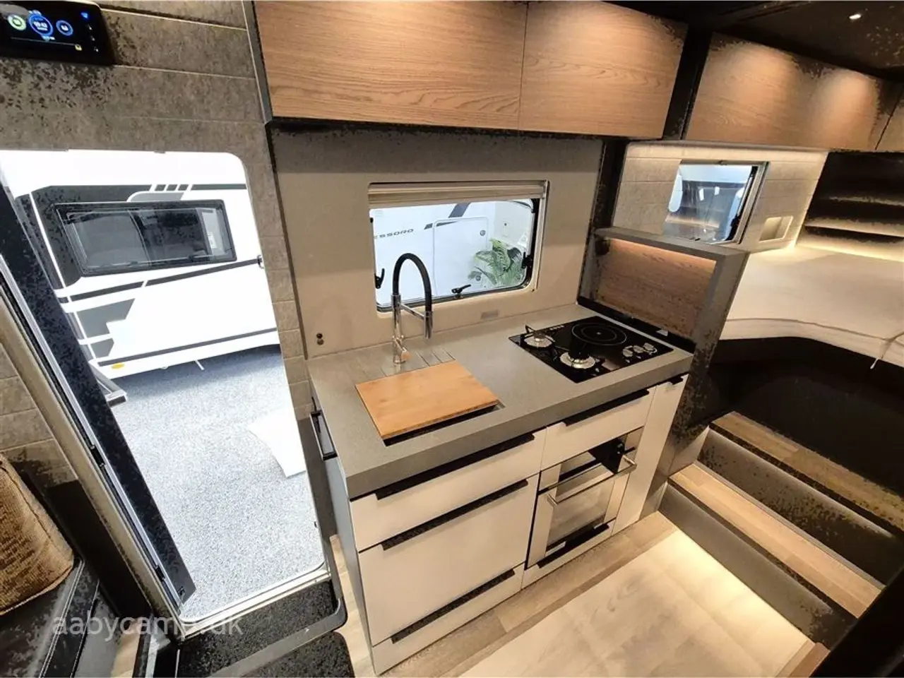 Billede 20 - 2025 - Niesmann+Bischoff Arto 78 solceller. 3x150 Ah lithium batterier. 3000w inverter. Elektrisk markise. Udv. gas/vand. Helårsdæk. 2x TV. Duo control. luft undervogn. Hydrauliske støtteben.