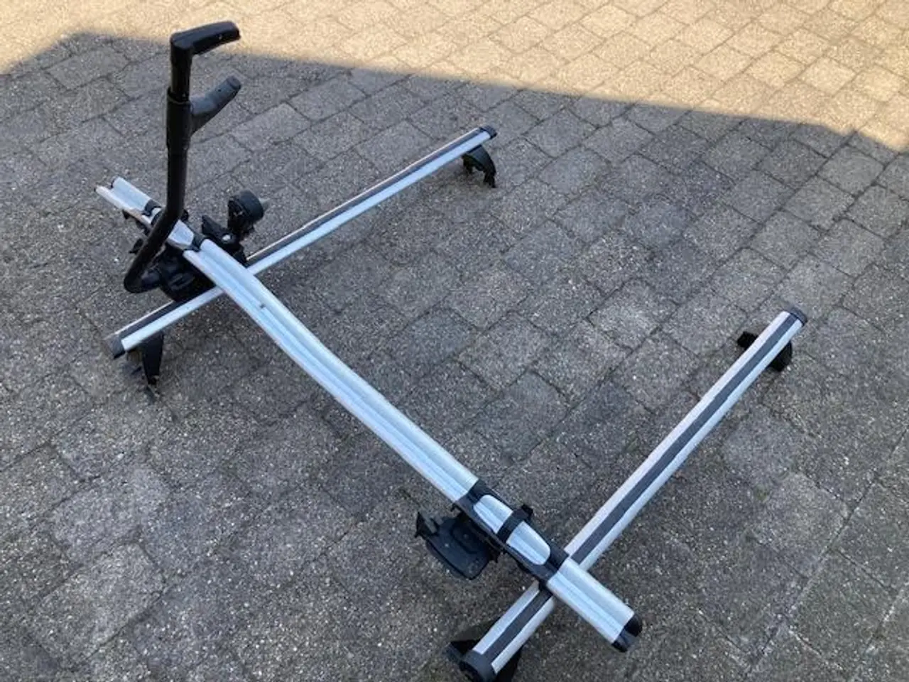 Billede 1 - Cykelholder til taget incl tagbøjler