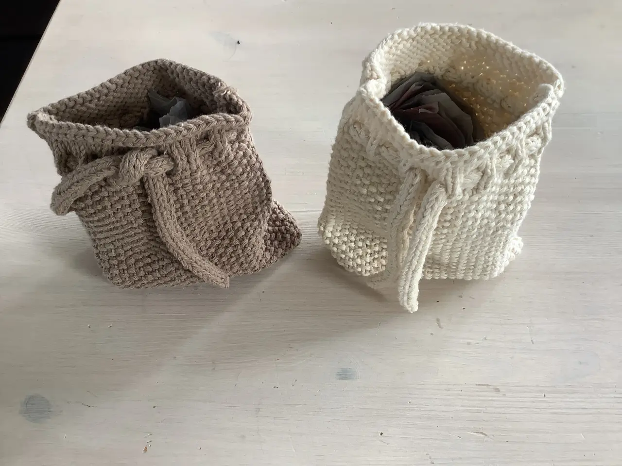 Billede 1 - Håndstrikket poser i brun og råhvid
