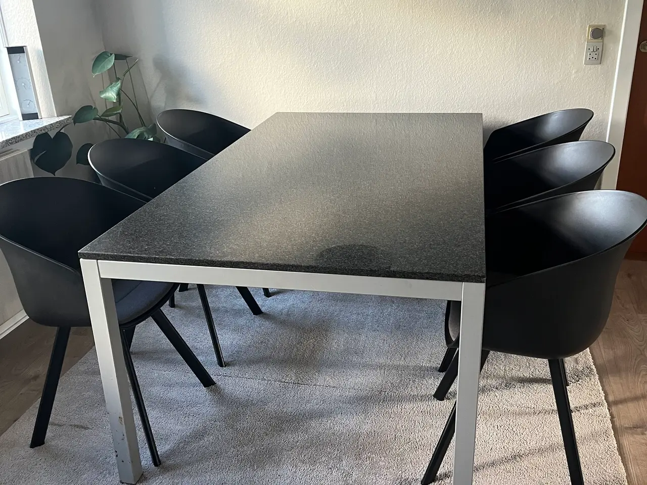 Billede 1 - Mørk Granit Spisebord med 6 Stole