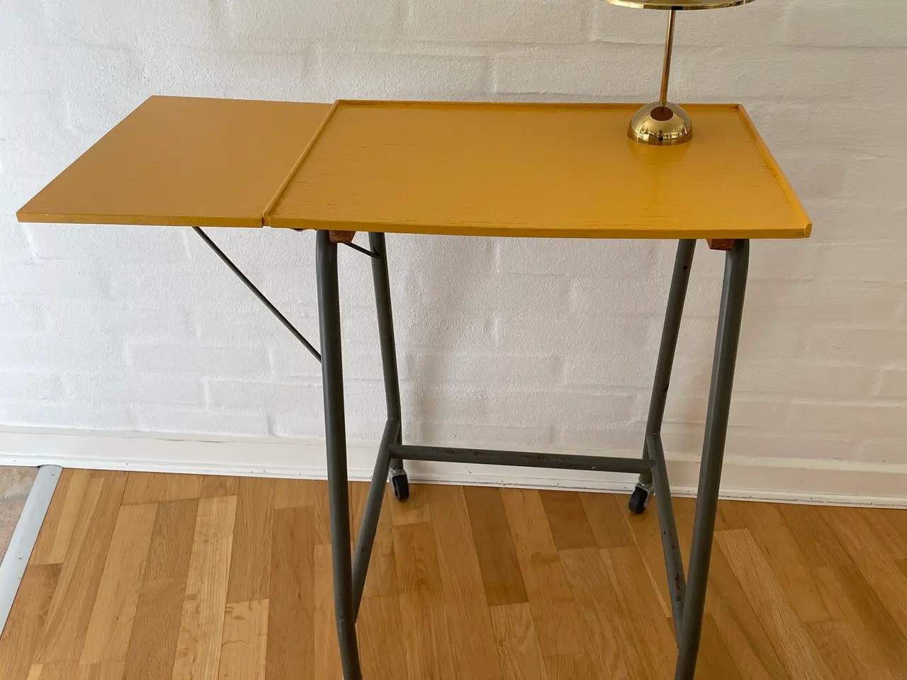 Billede 5 - Retro gult rullebord i industriel stil