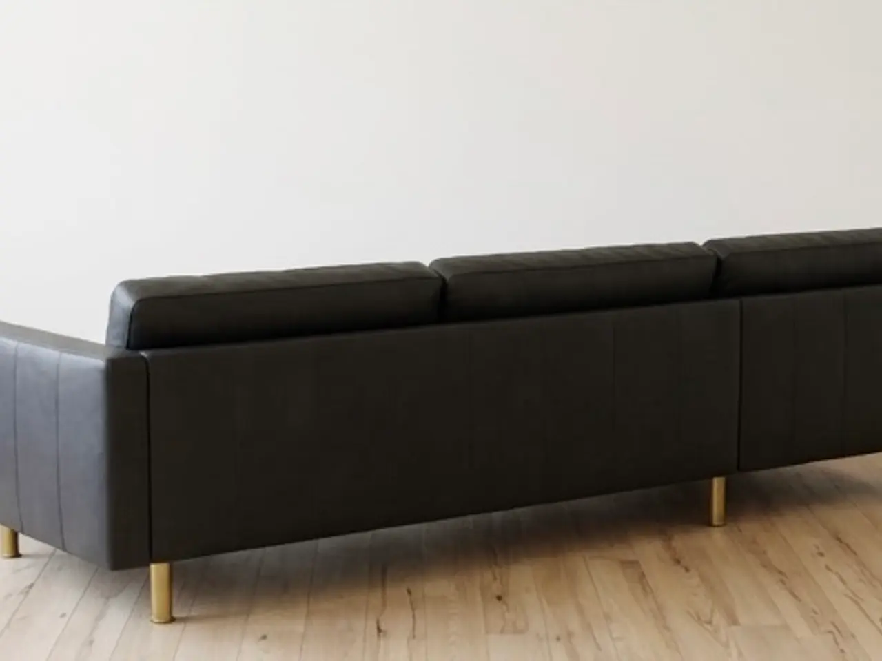 Billede 3 - IKEA hjørnesofa – ægte skind med messinglook-ben –