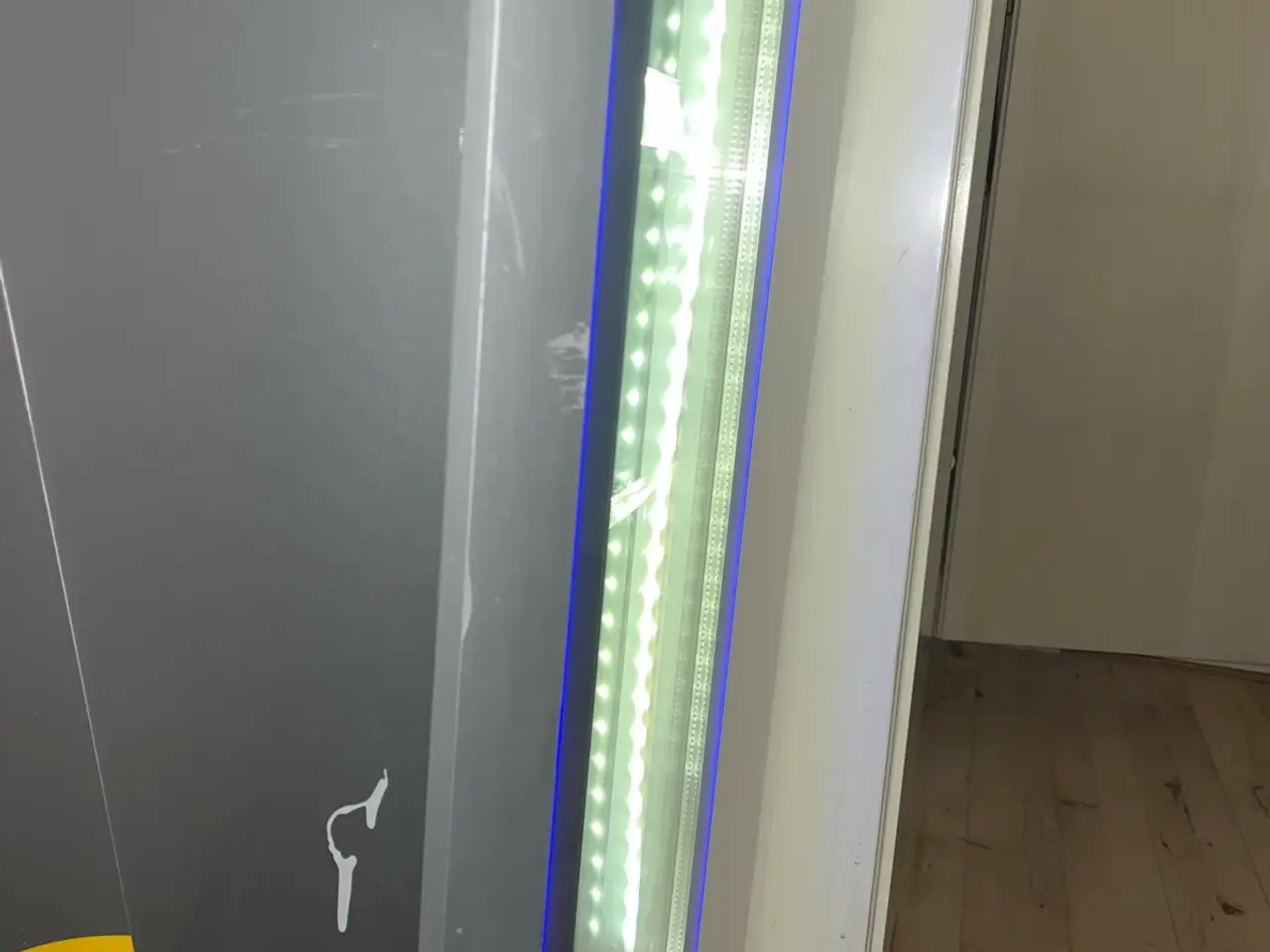 Billede 2 - Originalt Red Bull Slim Mega Cooler – LED og køler