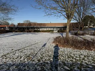 Centralt beliggende 305 m2 kontorer og lager med grøn park udlejes i Jyllinge