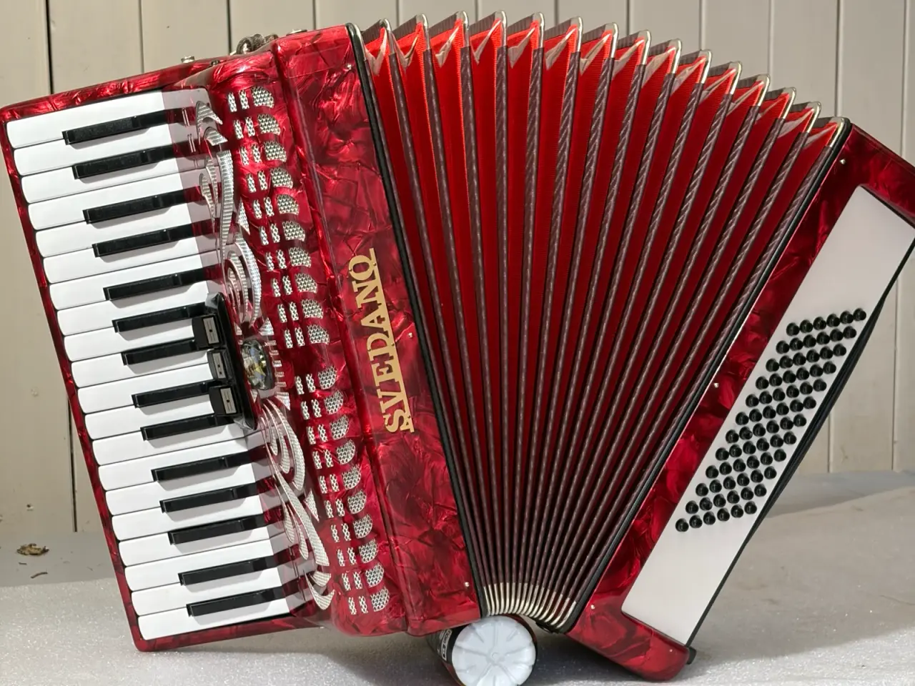 Billede 1 - Flot rød Svadano harmonika – 34 tangenter / 72 bas