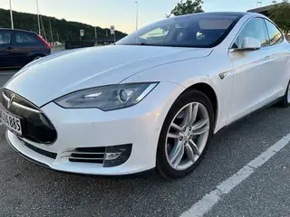 Tesla S85 - som ny.
