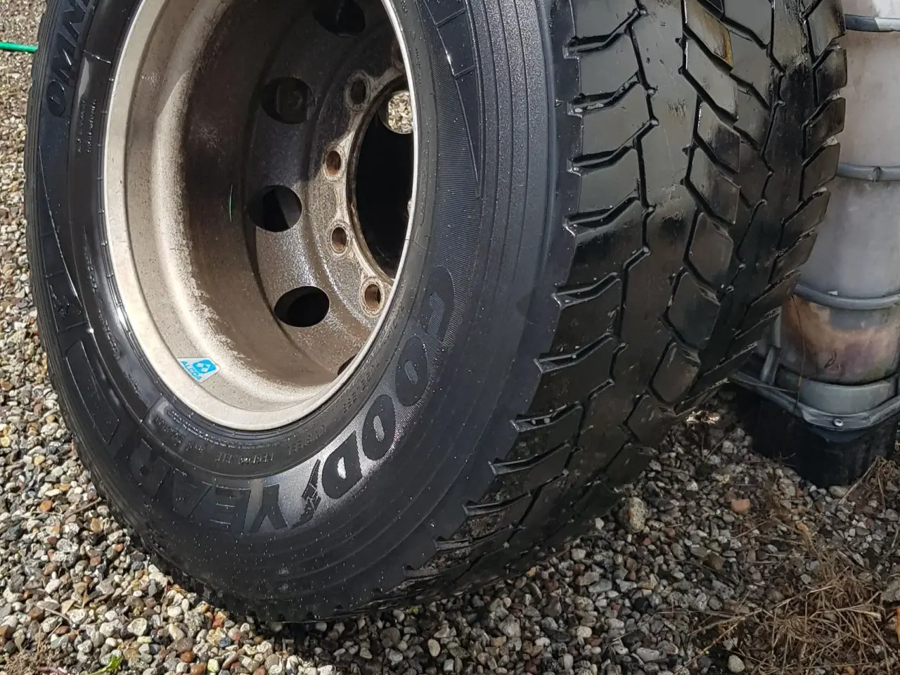 Billede 2 - 2 hjul, Dæk 295/80R22,5 Alcoa fælge