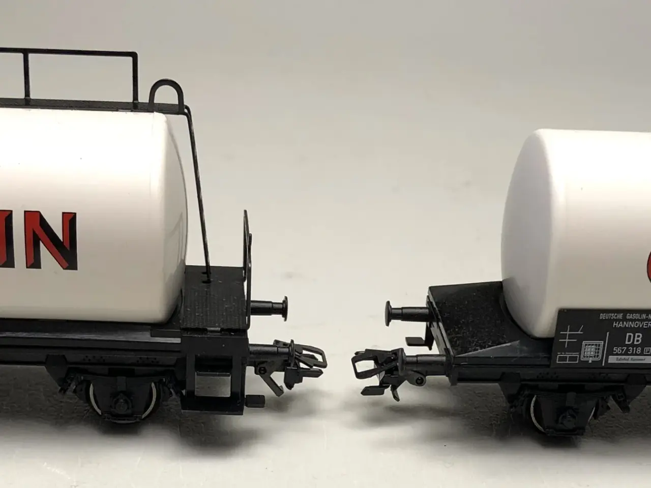Billede 2 - TRIX...2 GASOLIN TANKVOGNE 24200-04