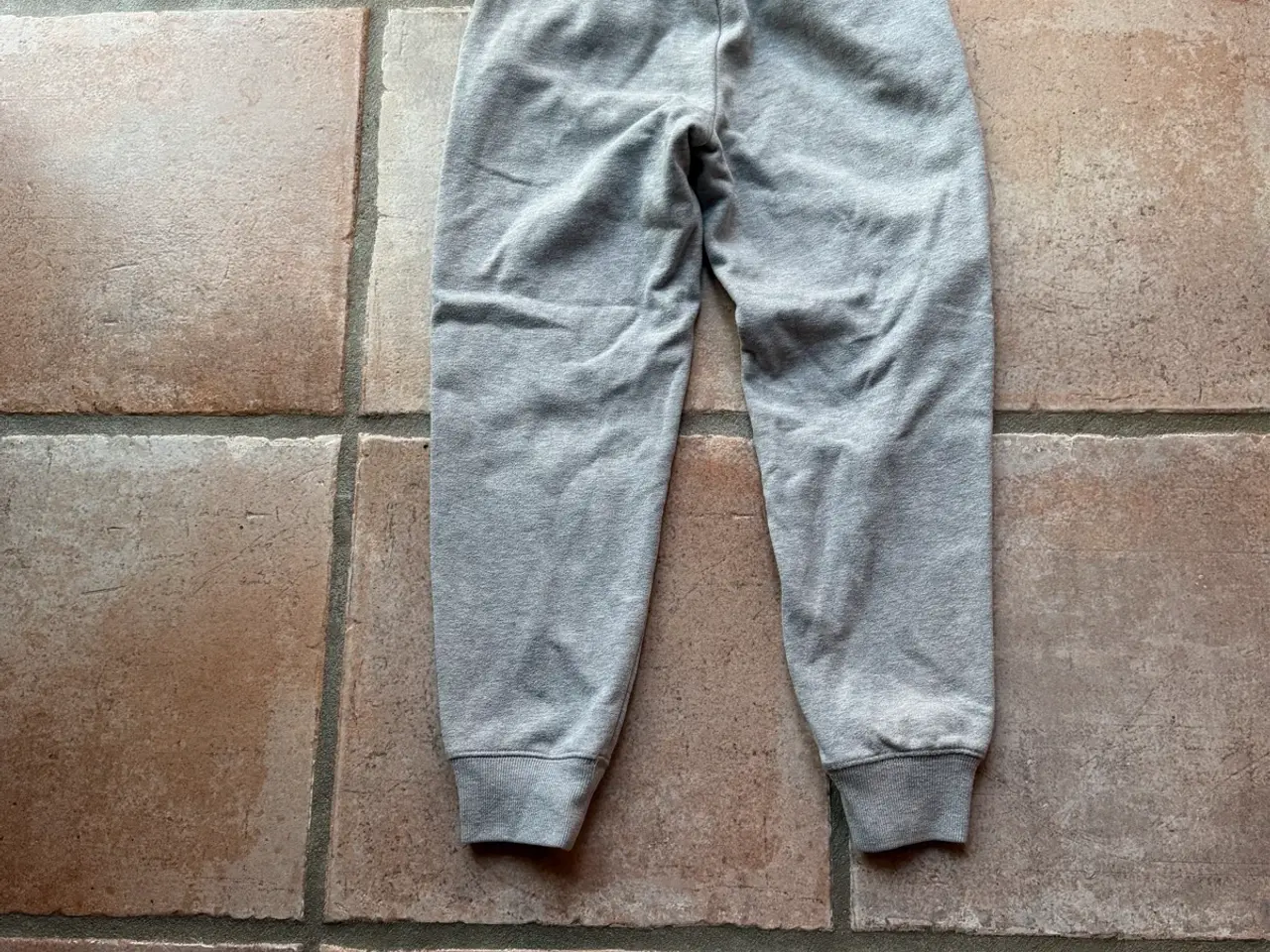 Billede 2 - Joggingbukser med stribe str. 8-10 år