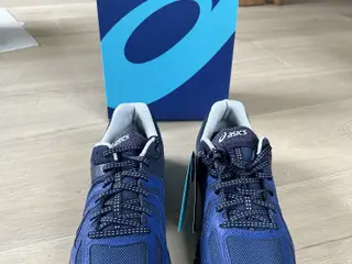 Løbesko af mærket Asics