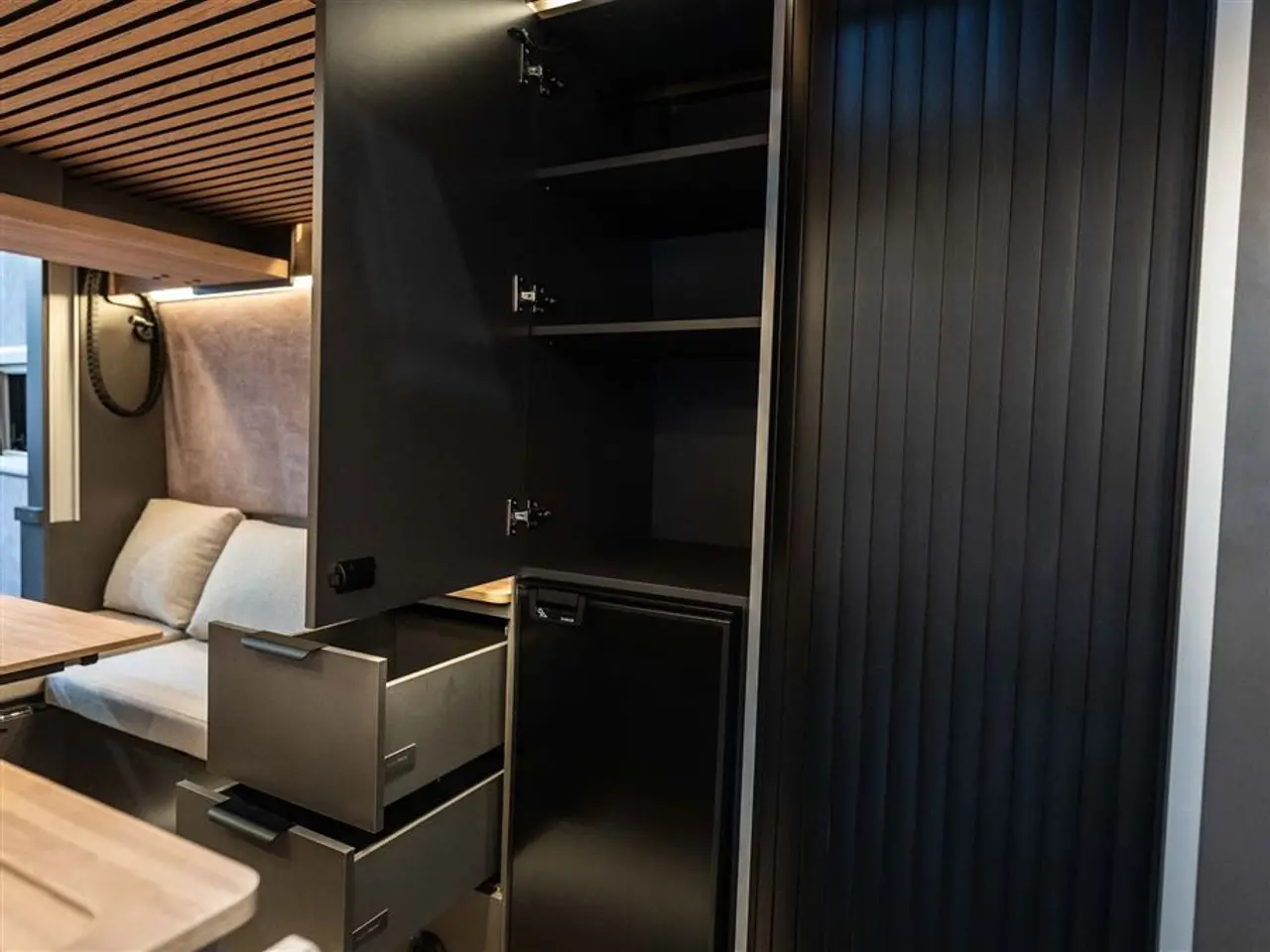 Billede 30 - 2027 - Nomade Nation Space S STEALTH VAN MED LOUNGE I SKANDINAVISK DESIGN