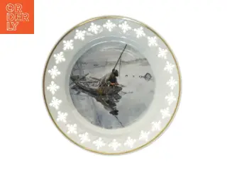 Dekorativ tallerken med fiskeri motiv fra Royal Copenhagen (str. Ø 22 cm)