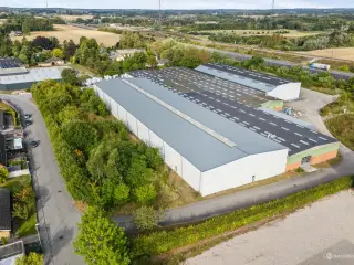 Lagerlejemål med moderne faciliteter og mulighed for leje af 300 m² kntor