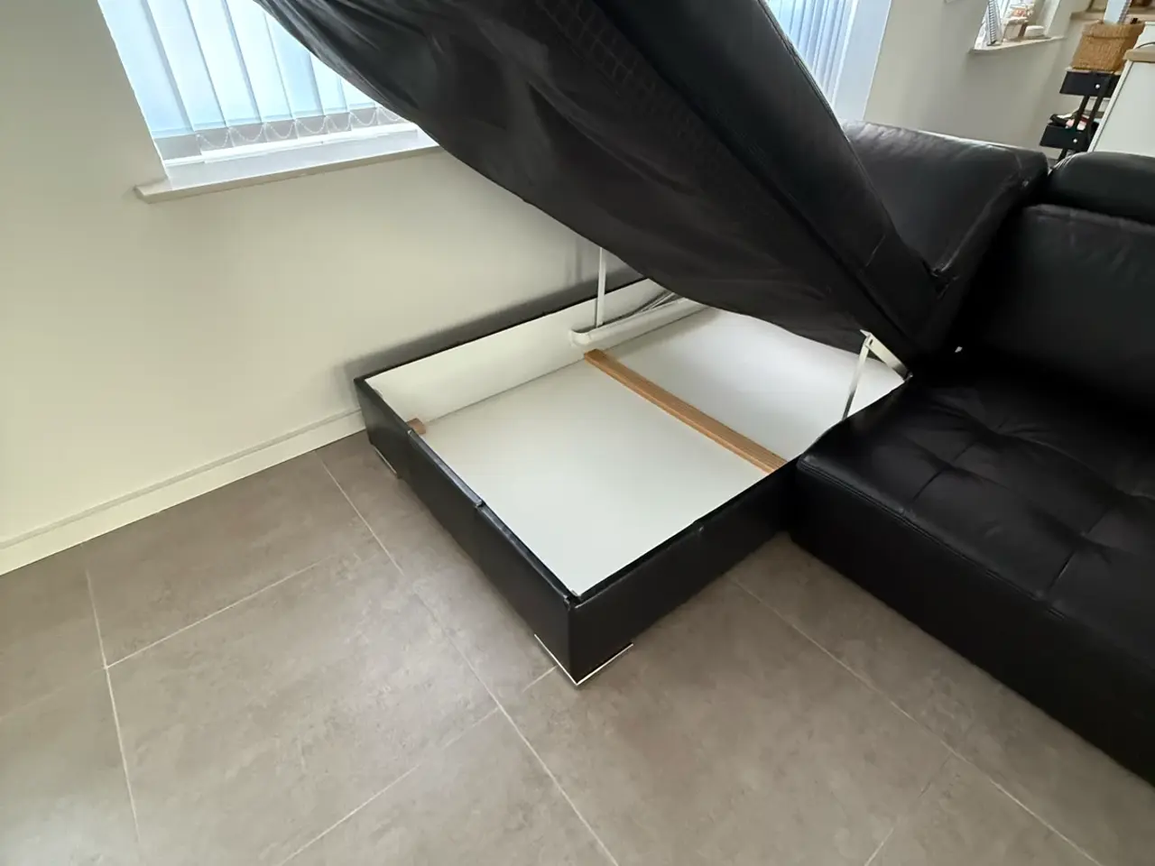 Billede 7 - sort lædersofa med sovefunktion og opbevaring