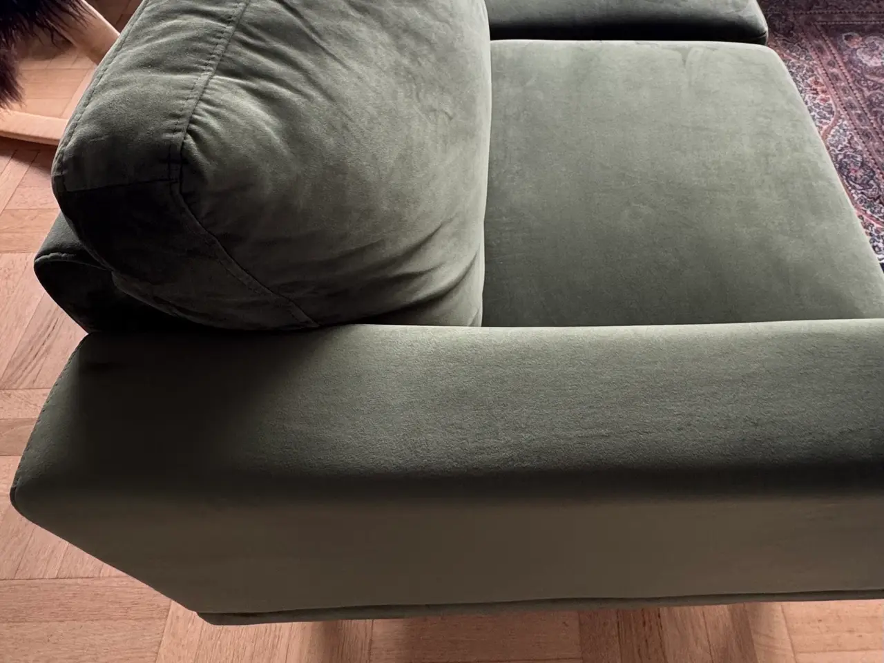 Billede 5 - 2 Pers. Lækker grøn velour sofa