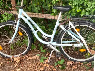 klassisk citybike i lyseblå