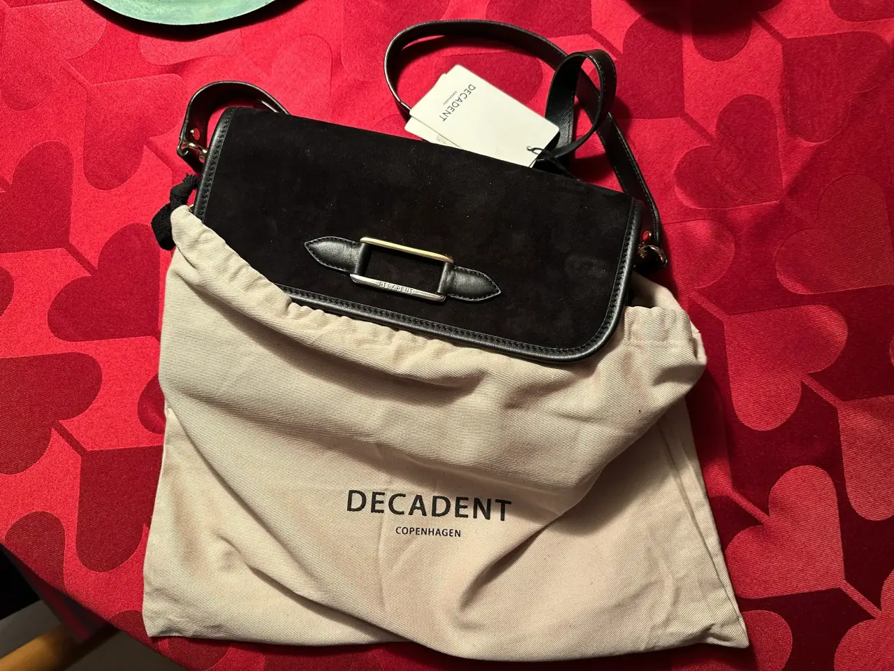 Billede 5 - Lækker Ruskind Clutch fra Decadent Copenhagen
