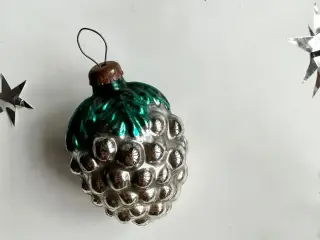 Vintage julekugle, sølvdruer m grøn top, rund kappe