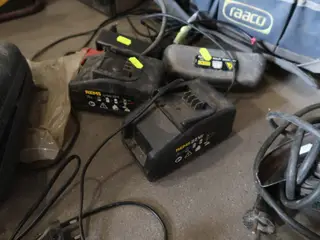 2 stk. Ladere og batteri REMS