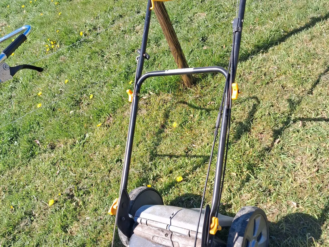 Billede 3 - Plæneklipper  sælges  ellers  byttes  bud  modtage