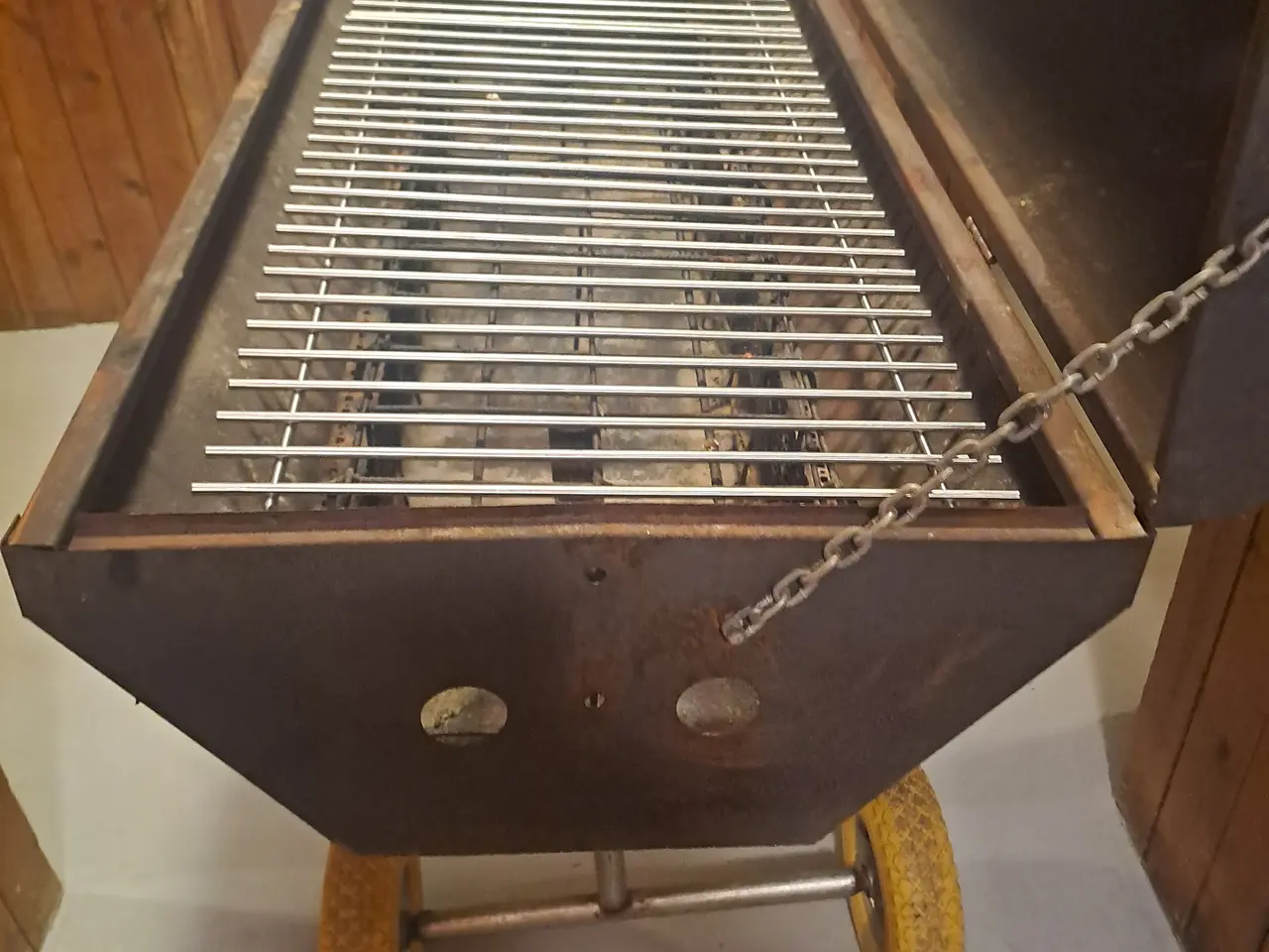 Billede 3 - Pattegris grill, med hjul for nem transport