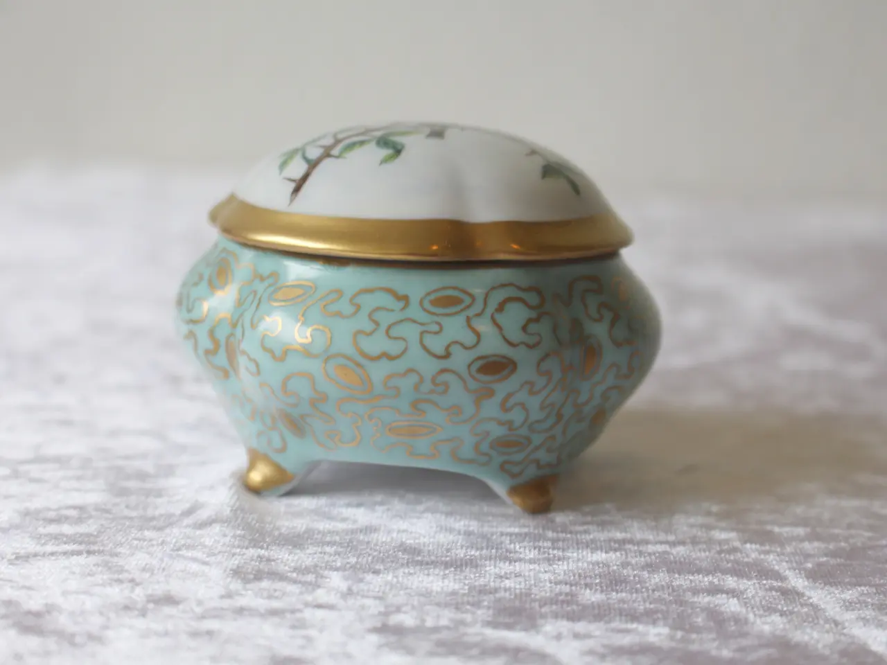 Billede 2 - Porcelæns- lågkrukke antik guldbelagt.