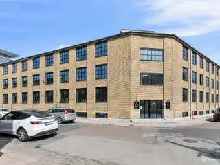 Industrielt kontor med moderne indretning og masser af lys