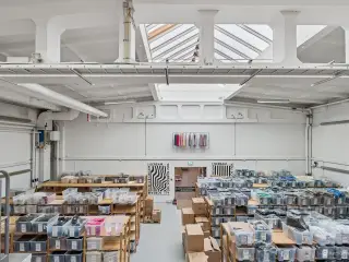 2.529 m² karakterfuldt lager-. kontor- og showroomlejemål i Storkøbenhavn.