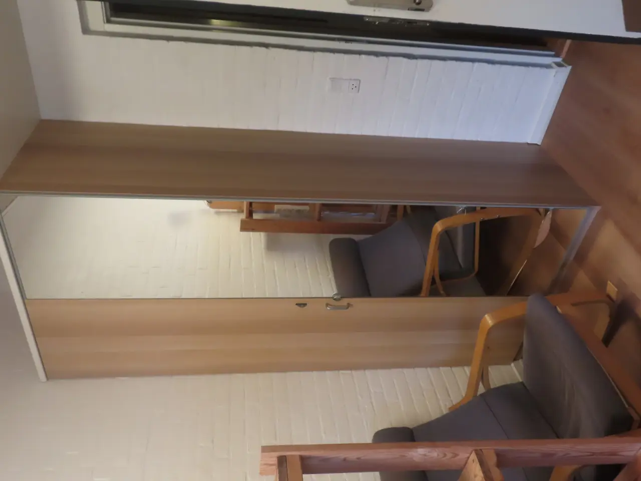 Billede 4 - Indhold på værelse af bord, køjeseng, skab mv.